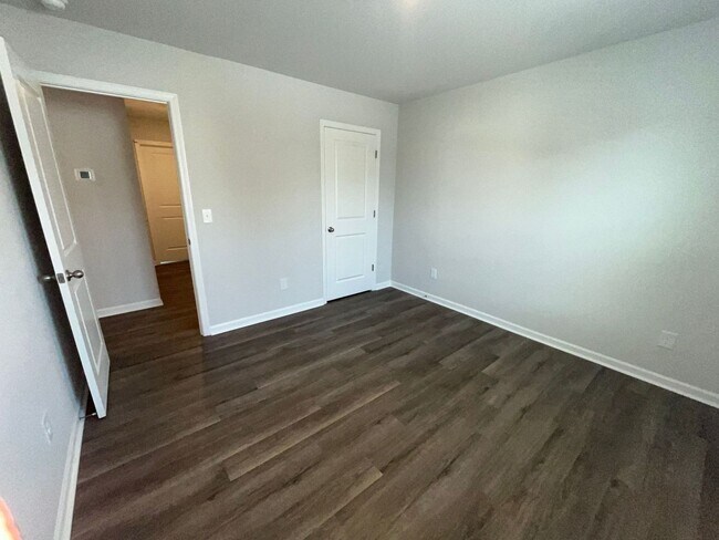 Building Photo - 503 Sandy Holw Dr