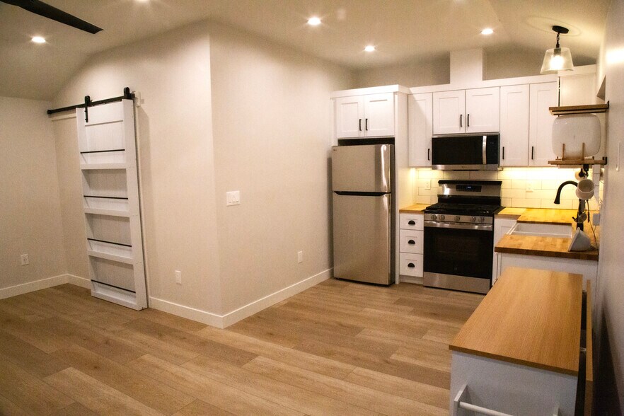 Building Photo - 831 Cambridge Dr