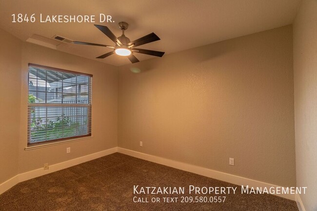 Building Photo - 1846 Lakeshore Dr