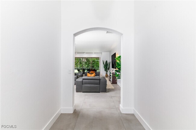 Building Photo - 9841 Colonial Walk S