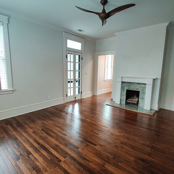 Building Photo - 921 E Waldburg St