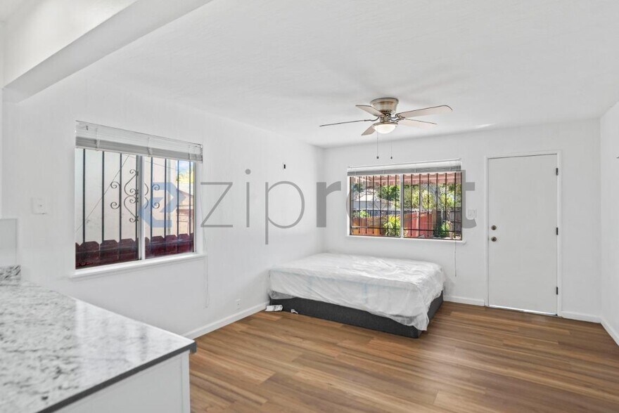 Building Photo - Unit