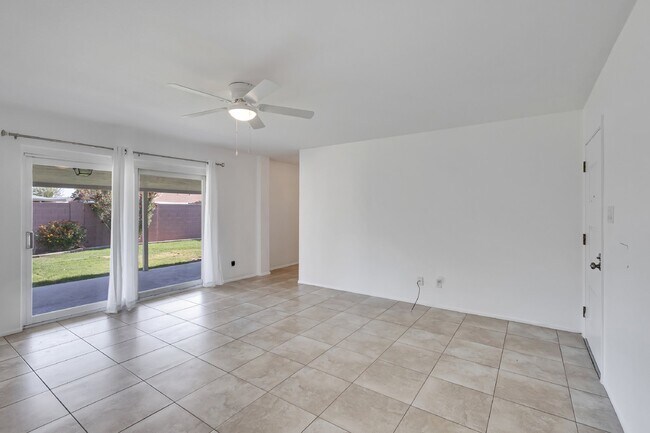 Building Photo - Terrific Old Town Scottsdale Rental!