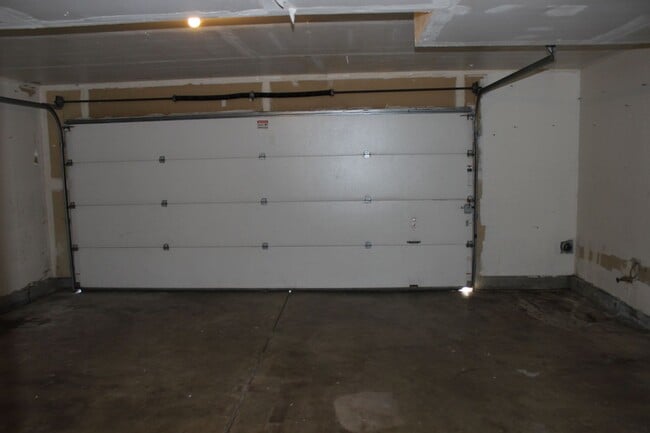 Building Photo - 4 BR, 2 1/2 BA home with fenced yard in qu...
