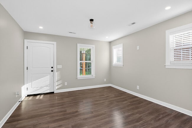 Building Photo - 4044 Dinglewood Ave