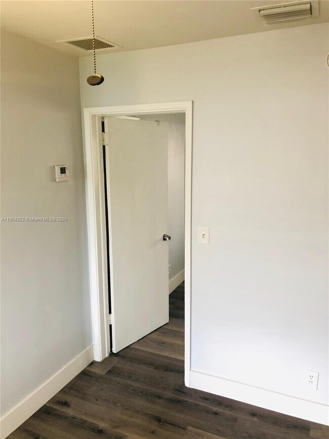 Building Photo - 1016 NE 17th Ave