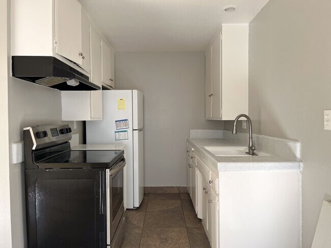 Interior Photo - 833 Fedora St