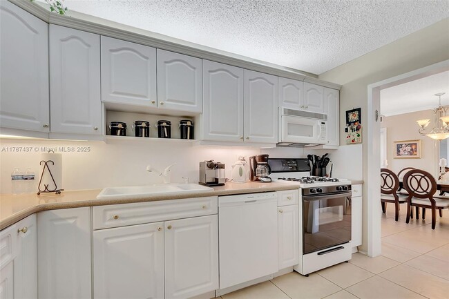 Building Photo - 3140 S Ocean Dr