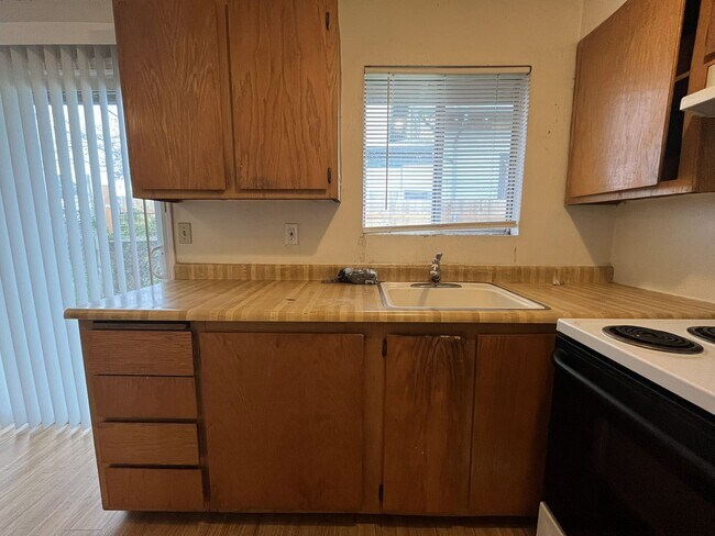 Building Photo - CCO867