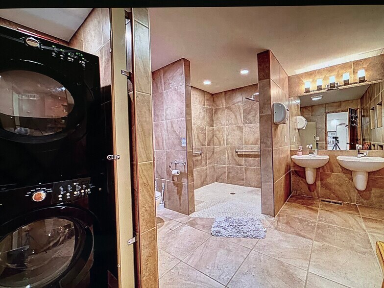 Handicap bathroom and laundry - 7022 Aska Rd