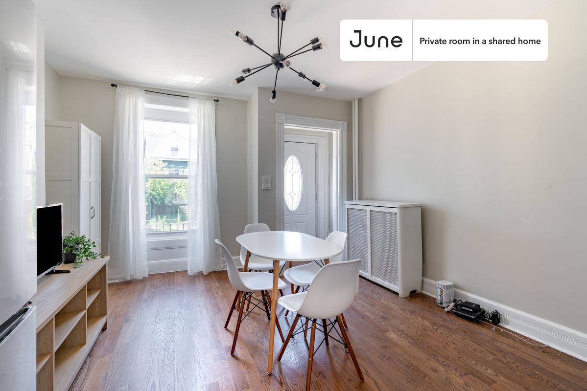 Building Photo - Room in Shared 3 bed/1.5 bath home