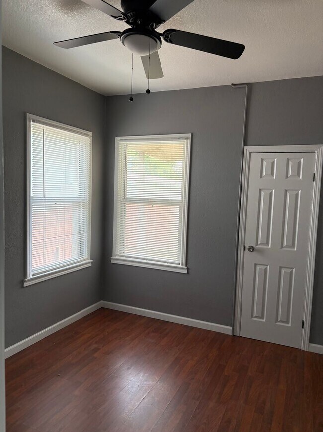 Building Photo - Beautiful 4 bedrooms and 2 bathrooms!