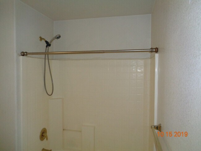 Building Photo - 2 Bedroom, 1 Bath Apartment in Gated Community Available Now!