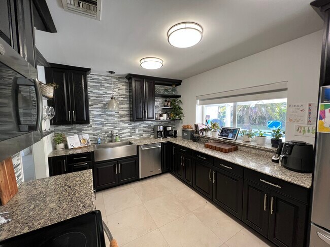 Building Photo - 9840 SW 69th Ave