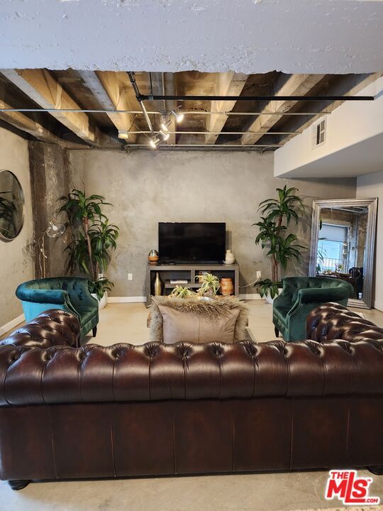 Building Photo - 711 S Olive St