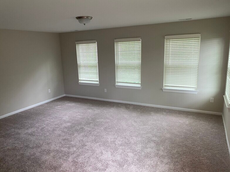 Upstairs Bedroom - 304 Lusterleaf Ln