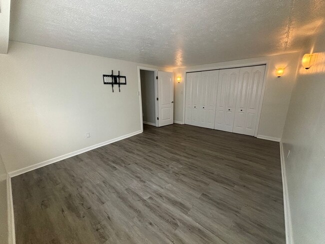 Building Photo - 2 Bedroom Condo in Hunting Ridge!