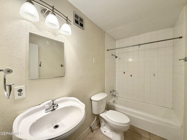 Building Photo - 6400 Edgemere Blvd