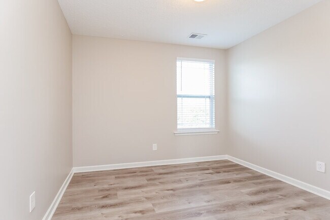 Building Photo - 713 Wildwood Dr