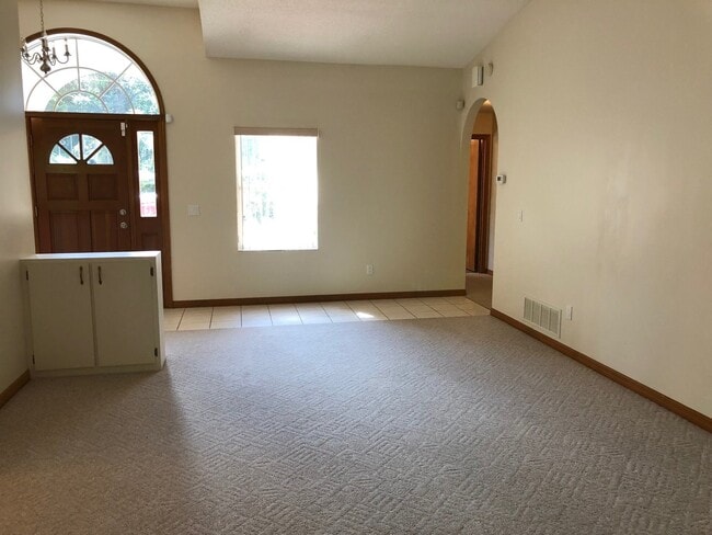 Building Photo - Large 3 Bedroom/2 Bathroom Single Family Home