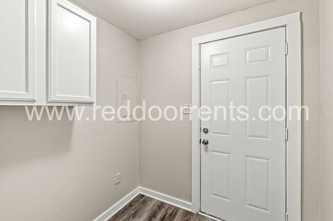Building Photo - Affordable Comfort & Style Near Downtown I...