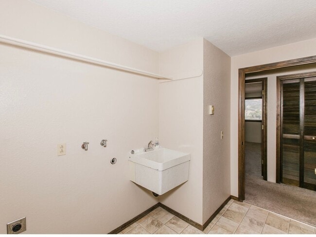 Building Photo - Great 3 Bedroom 2 Bath House!