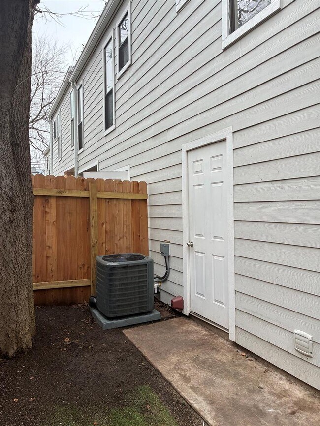 Building Photo - 5604 Woodrow Ave