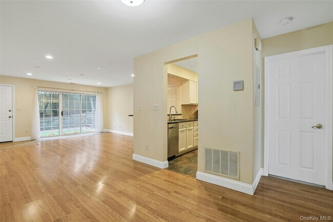 Building Photo - 5 Soundview St