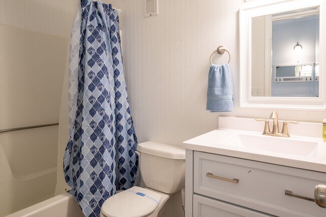 Building Photo - OFF-SEASON MONTHLY RENTAL - ESCAPE THE WINTER MONTHS!!!