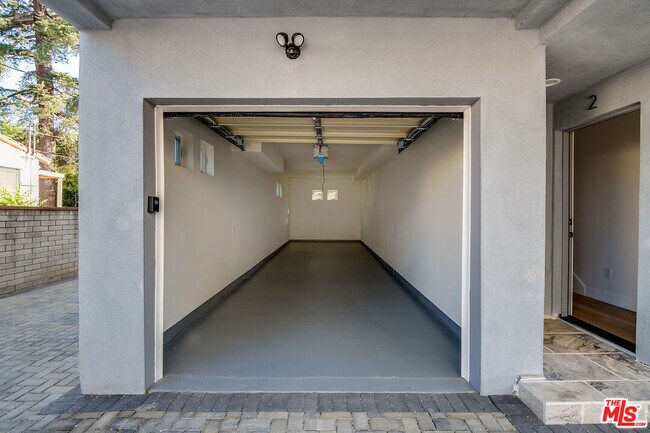 Building Photo - 10803 1/2 Kling St