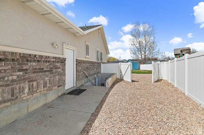Building Photo - 535 E 30 N