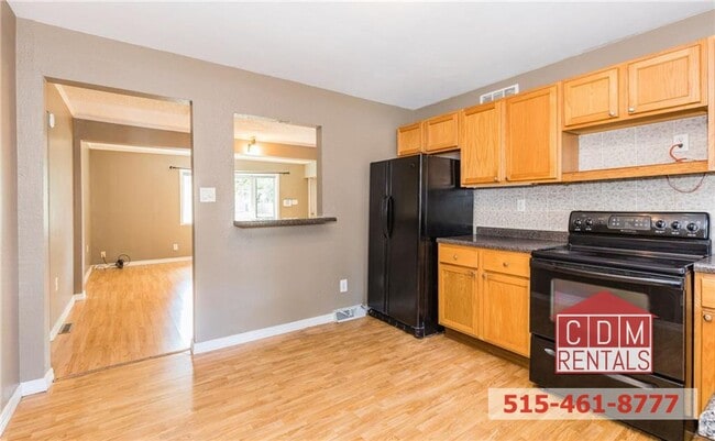 Building Photo - Cozy DSM Home near Merle Hay