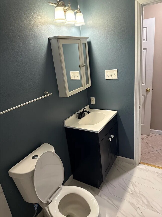 Building Photo - 2422 Dublin St