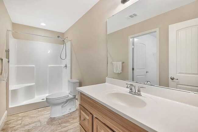 Building Photo - Charming 3-Bedroom Haven with 2 Full Baths...