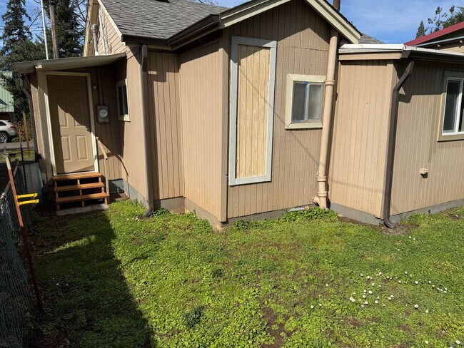 Building Photo - Freshly updated 2 bed, 1 bath house in Lowell