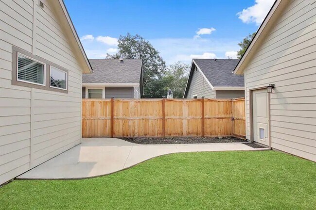 Building Photo - Beautiful 3 bedroom Single Level Home _ Pe...