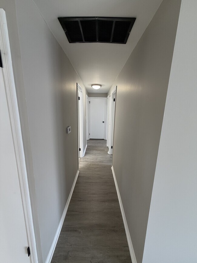 Building Photo - 2504 Campbell Dr