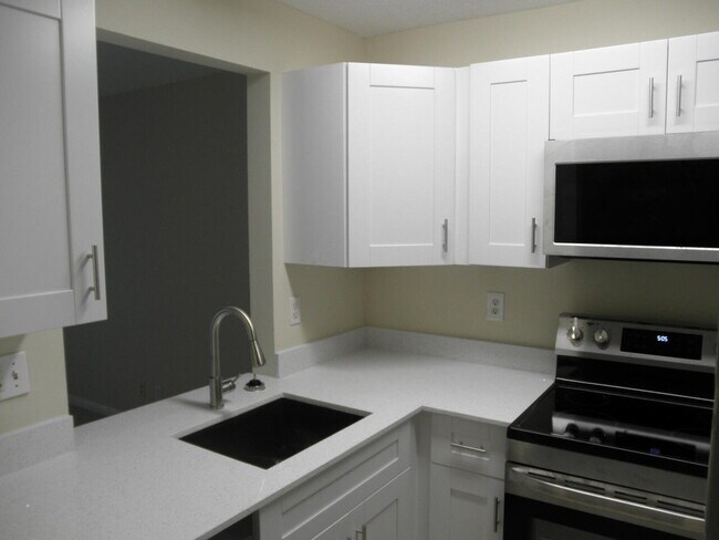 Building Photo - 721 Cypress Way E