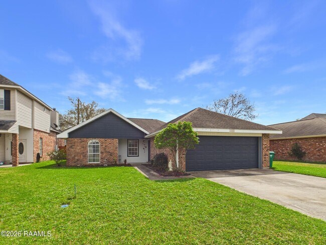 Building Photo - 115 La Rue Vil