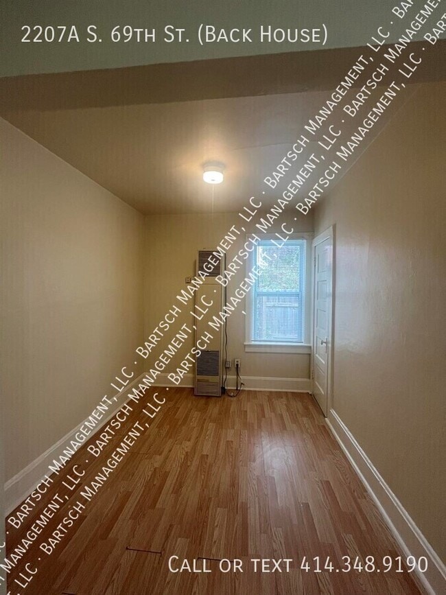 Building Photo - 2207 S 69th St