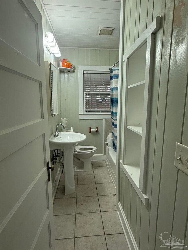 Building Photo - 307 E La Rua St