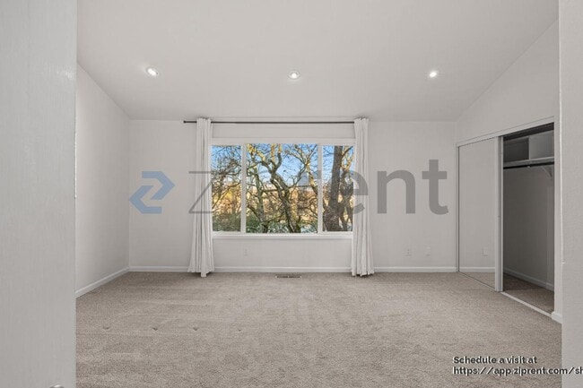 Building Photo - 5 Oak Crest Ct