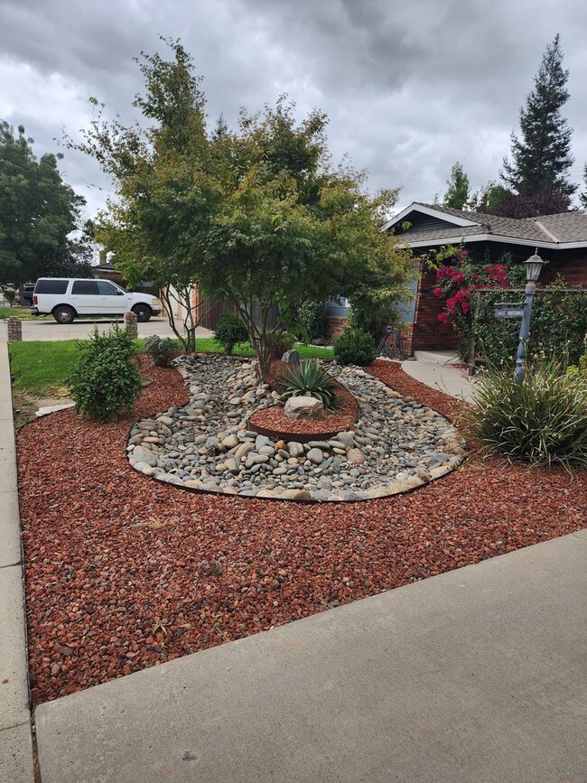 Building Photo - 3 Bedroom 2 bath with 2 car garage off of ...