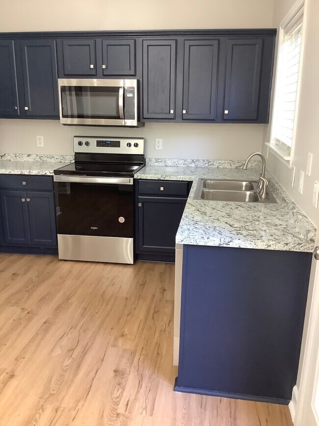 Building Photo - 2 bedrooms - 2 1/2 bath townhome - newly remodeled