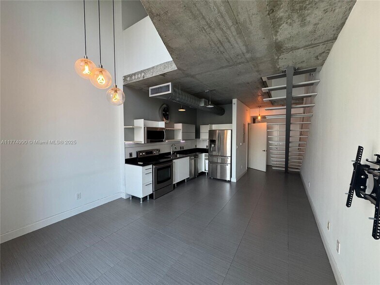 Building Photo - 690 SW 1st Ct