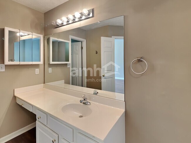Building Photo - 1300 Wilkes Crest Dr