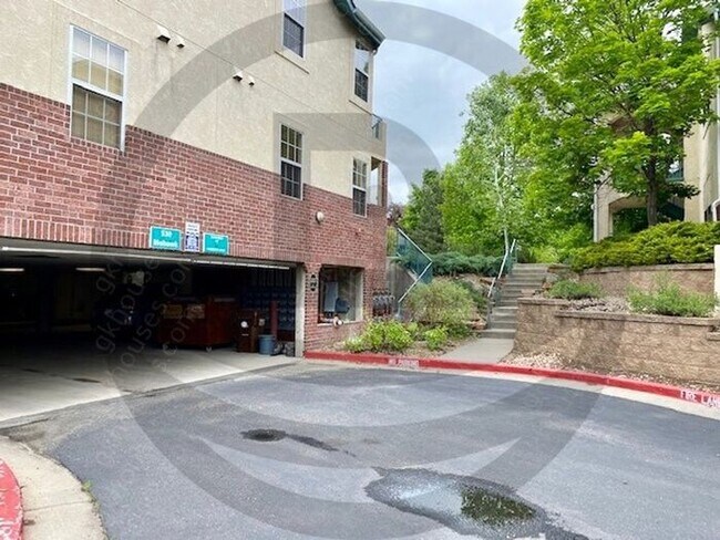 Building Photo - 530 Mohawk Dr