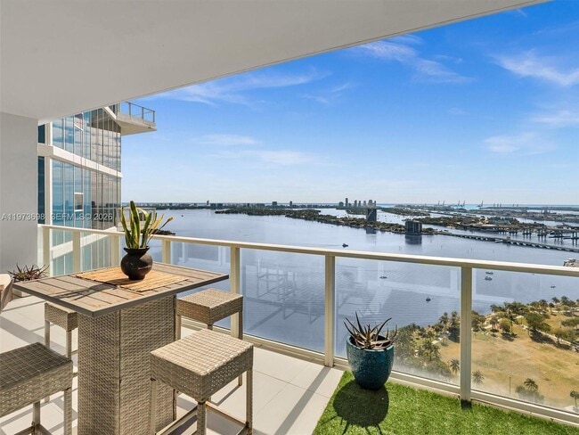 Building Photo - 2020 N Bayshore Dr