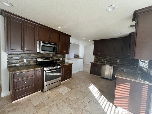 Building Photo - Coming Soon! 3 Bedroom Home in North West ...