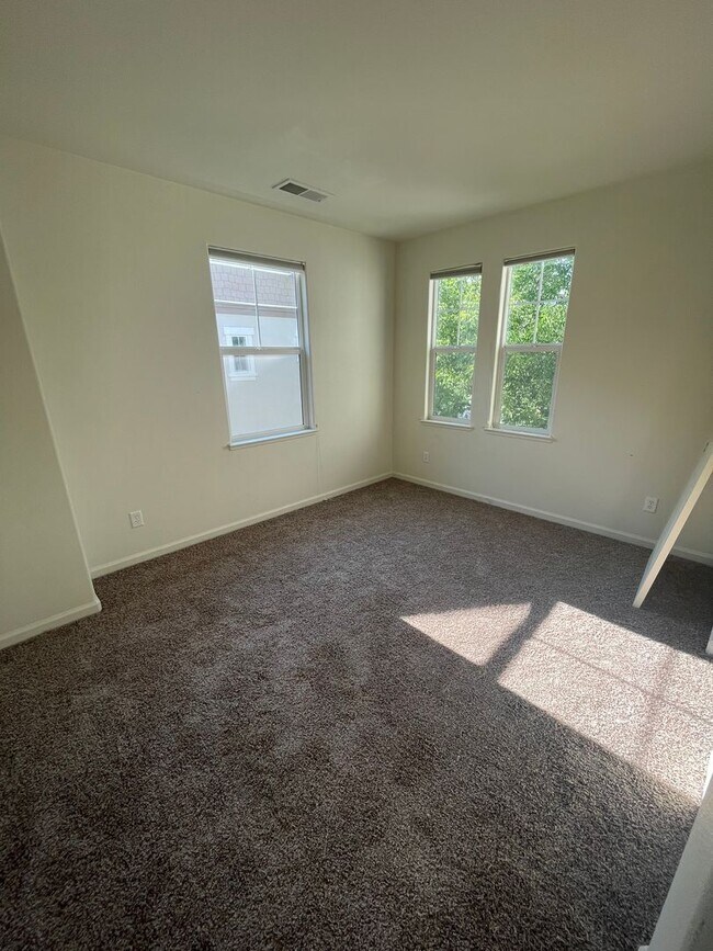 Building Photo - 4-Bedroom Home in the Village at Somersett!
